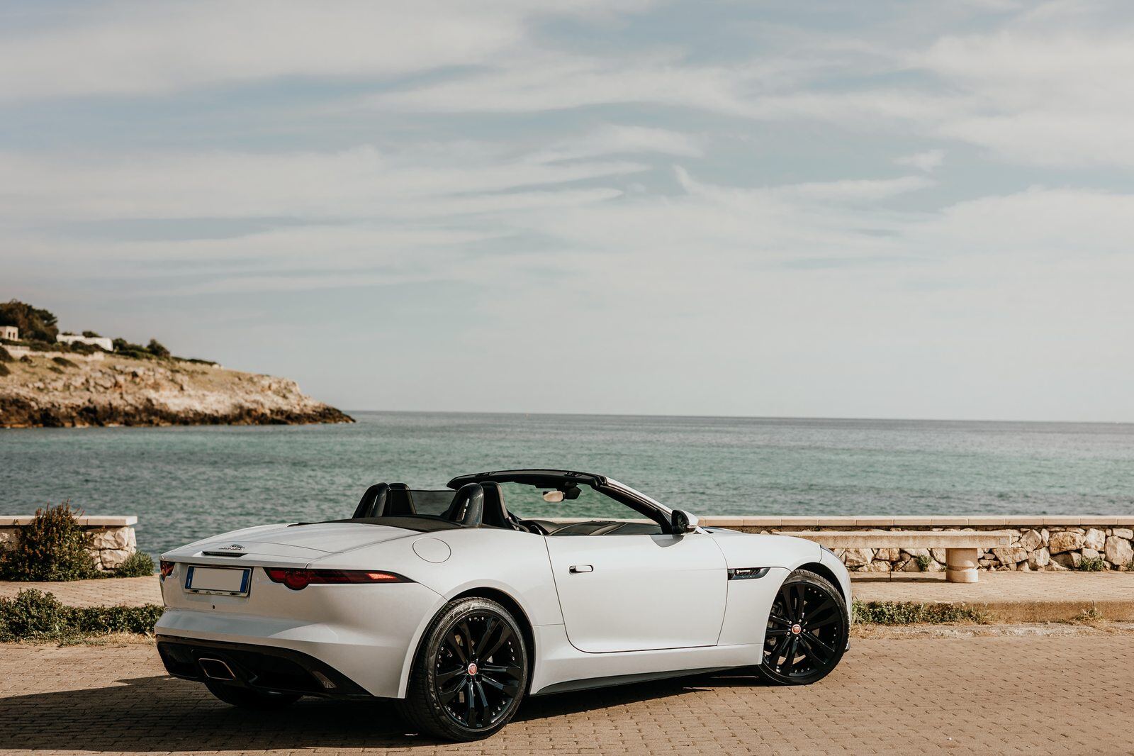 Jaguar F-Type Cabrio, vista 3/4 posteriore davanti al mare del Salento